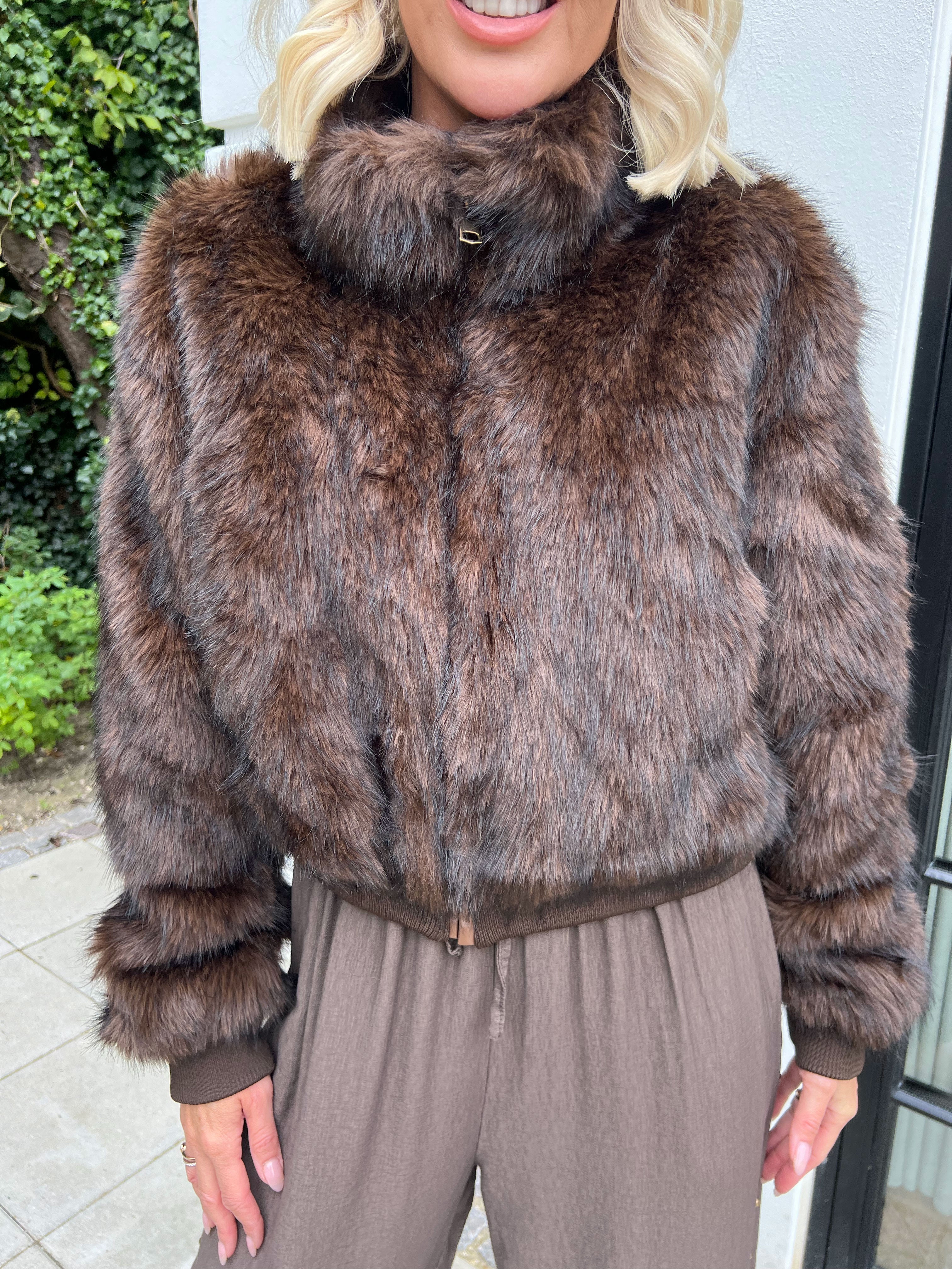 Alison - Blød og varm faux fur-jakke i kort model med høj hals